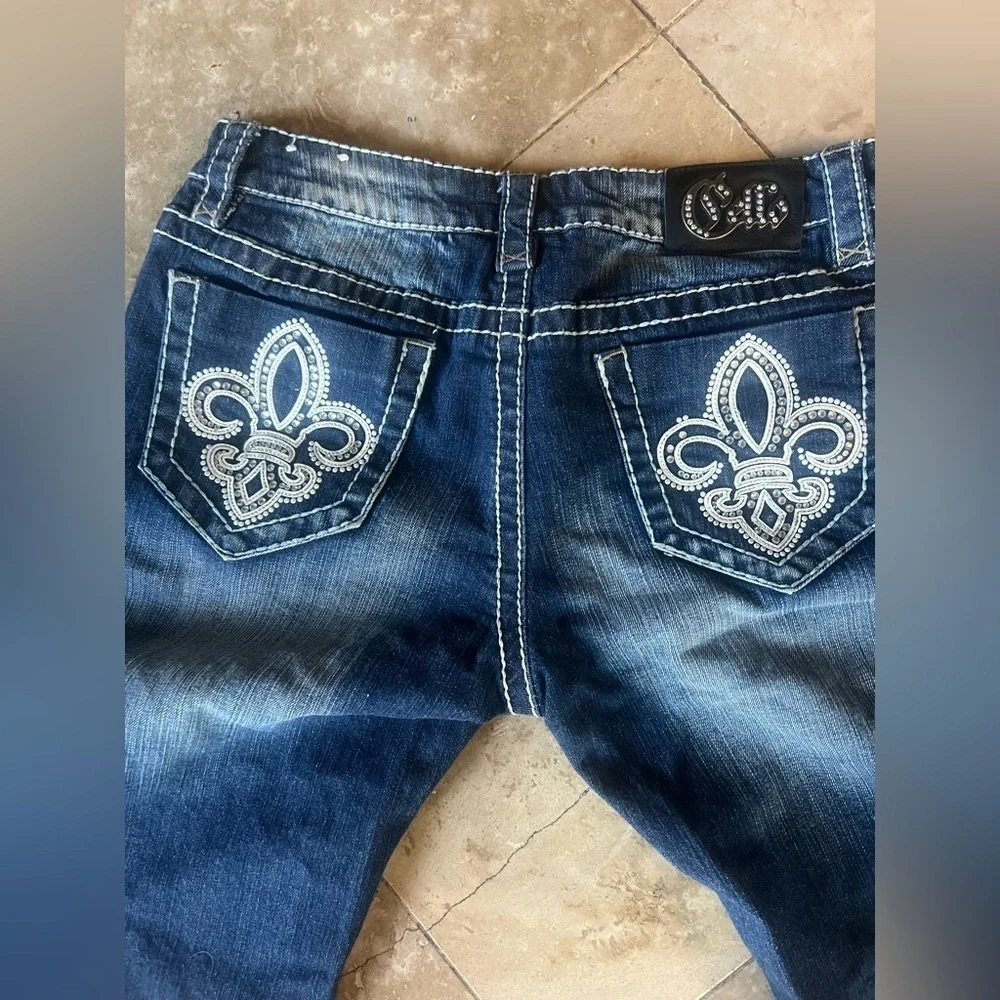 Cello ladies long shorts five pocket style, intricate embellishments size 11
